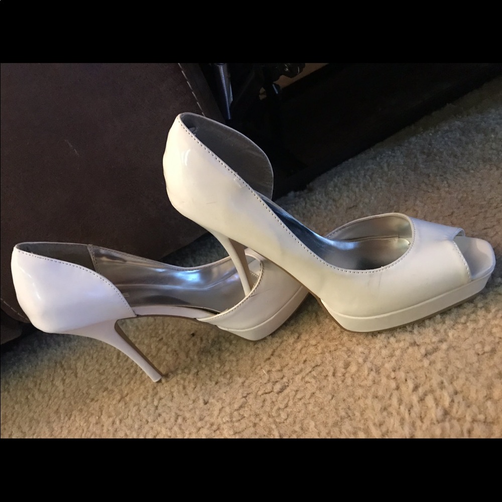 Cute white heels!